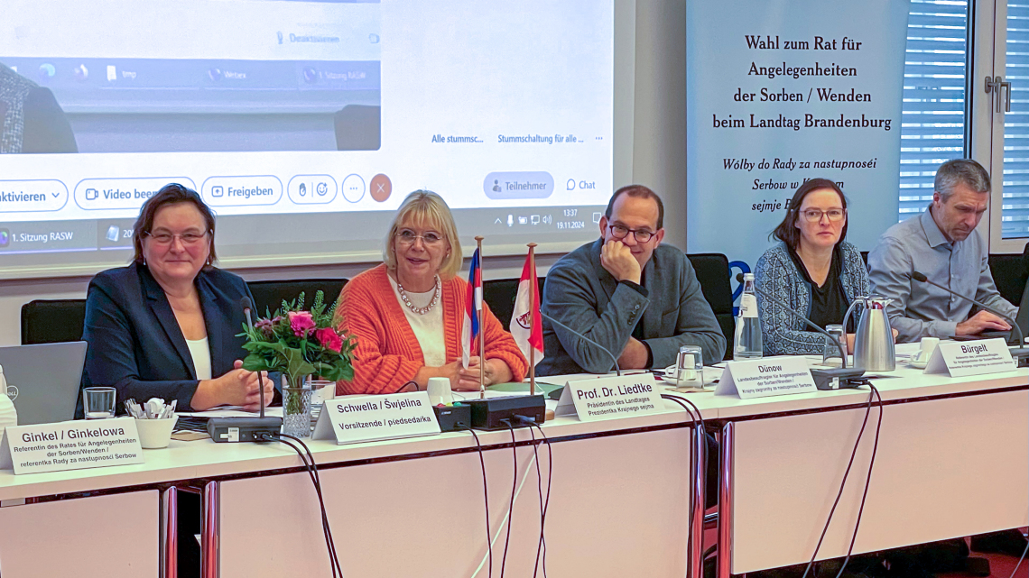 Landtagspräsidentin Prof. Dr. Ulrike Liedtke (2. v. l.) begrüßte die Ausschussmitglieder zu ihrer ersten Sitzung in der 8. Wahlperiode..