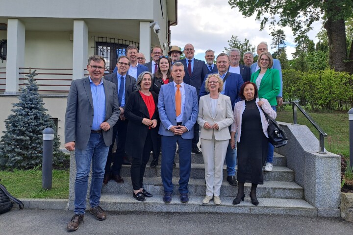 Gruppenfoto der Delegation mit der Konsulin der Bundesrepublik Deutschland in Herrmannstadt, Kerstin Ursula Jahn (1. Reihe, 2. v. r.)