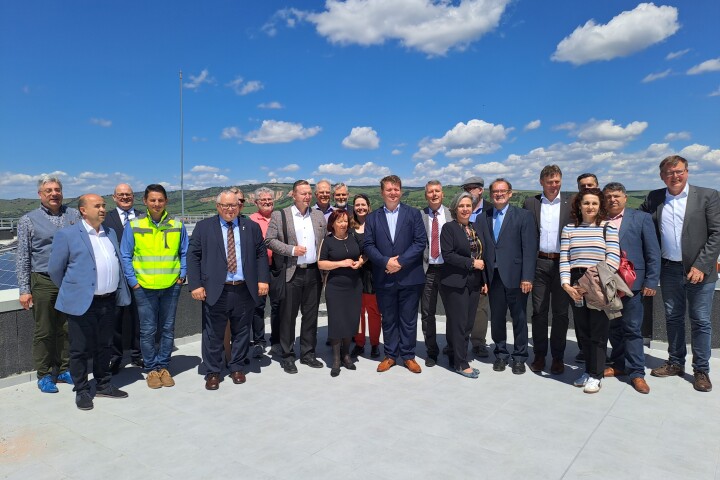 Gruppenfoto der Delegation auf der Dachterrasse der Technological High School mit dem Bürgermeister der Stadt Mühlbach, Dorin Nistor (1. Reihe, 6. v. l.)