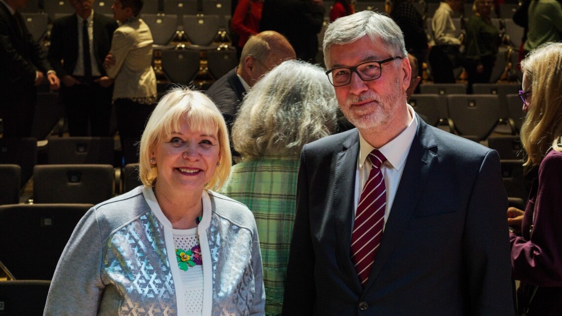 Landtagspräsidentin Prof. Dr. Ulrike Liedtke (l.) und der verabschiedete Präsident des Brandenburgischen Oberlandesgerichtes (OLG) Klaus-Christoph Claveé (r.)