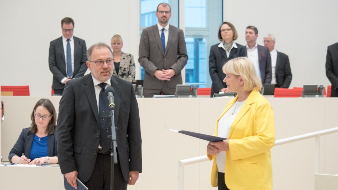 Vereidigung des neu gewählten Richters des Verfassungsgerichtes des Landes Brandenburg Dr. Andreas Koch (l.) vor dem Plenum.