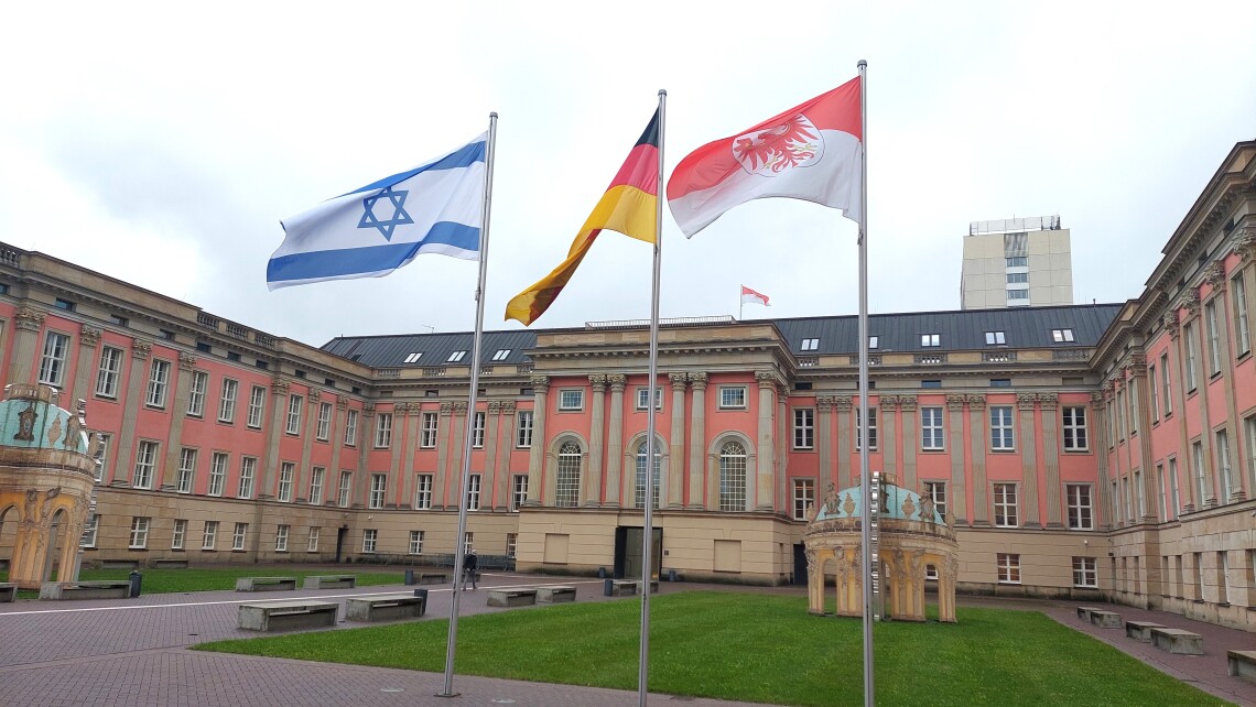 Israelische Flagge im Innenhof des Landtages gehisst.