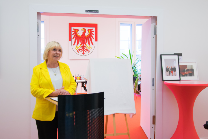 Landtagspräsidentin Prof. Dr. Ulrike Liedtke würdigte die Arbeit des ehemaligen Landtagspräsidenten Dr. Herbert Knoblich vor der Enthüllung seines Porträts.
