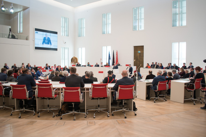 Blick in den Plenarsaal während der Rede des Marschall der Woiwodschaft Großpolen Marek Woźniak