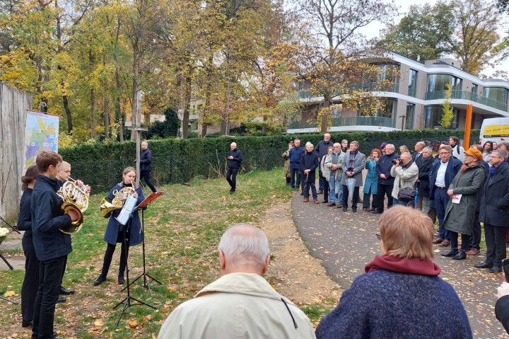 Impression der Gedenkveranstaltung am Ufer des Griebnitzsees in Potsdam