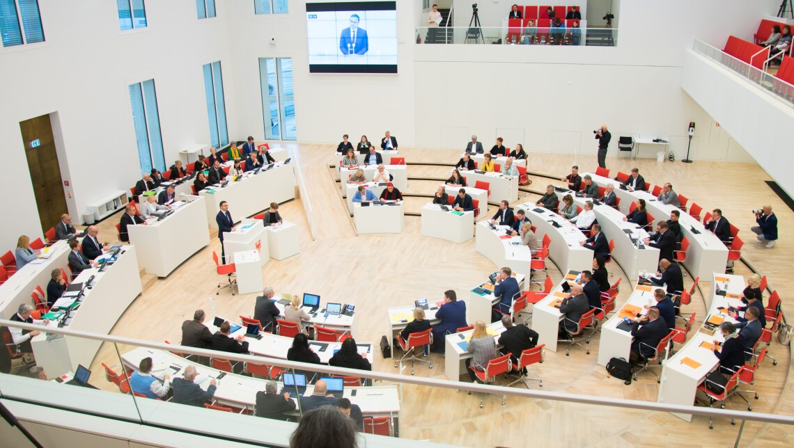 Blick in den Plenarsaal während der Aktuellen Stunde auf Antrag der CDU-Fraktion am 23.11.2023.