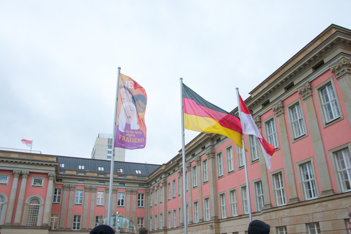 V. l. n. r.: Die UN-Frauenflagge, die Deutschlandflagge und die Brandenburgflagge im Innenhof des Landtages