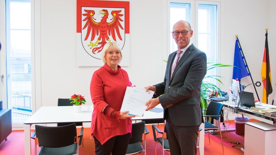 Landtagspräsidentin Prof. Dr. Ulrike Liedtke (l.) hat den Jahresbericht 2023 vom Präsidenten des Rechnungshofes Christoph Weiser (r.) entgegengenommen.