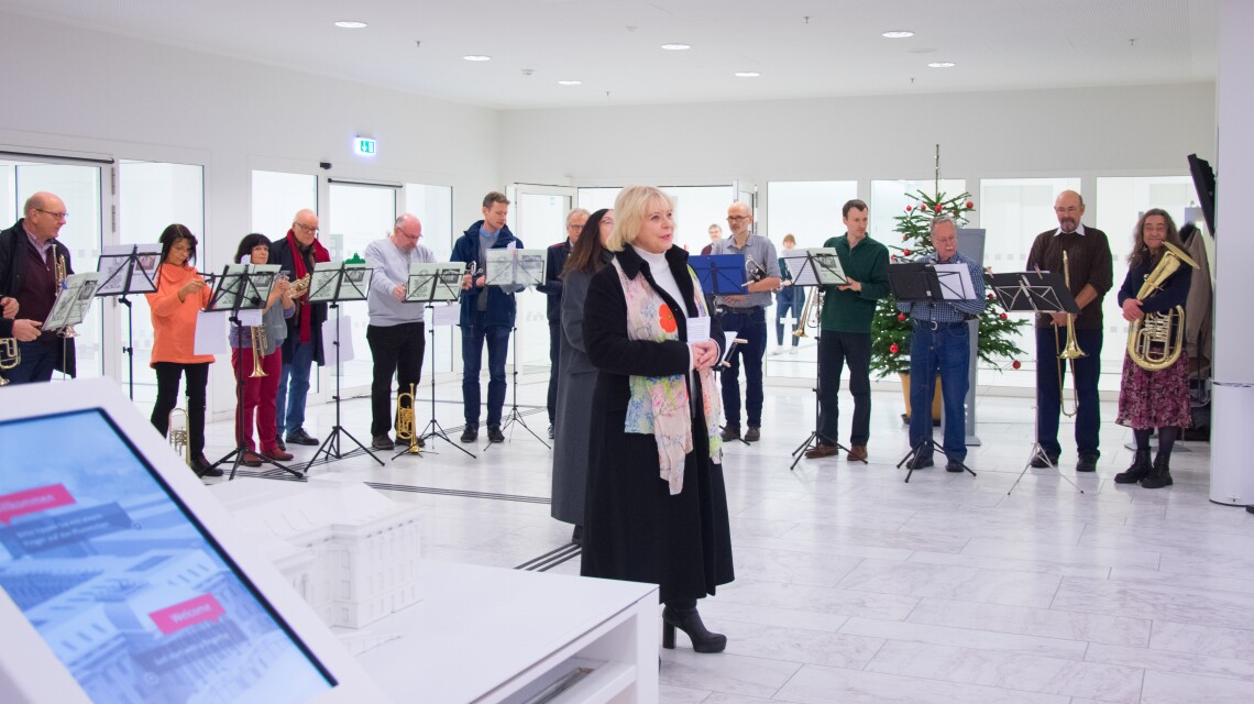 Landtagspräsidentin Prof. Dr. Ulrike Liedtke begrüßt zum Adventssingen im Landtag.