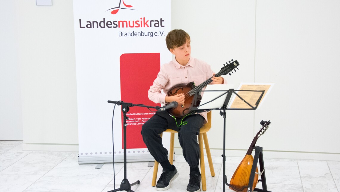 Musikschüler Milan Jürgens aus Berlin präsentierte die Mandoline als Instrument des Jahres 2023 und spielte verschiedene Lieder mit folkloristischen Klängen.
