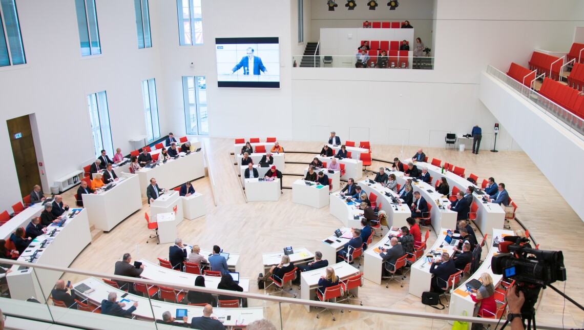 Blick in den Plenarsaal während der 98. Sitzung (Sondersitzung) des Landtages Brandenburg am 20.12.2023.