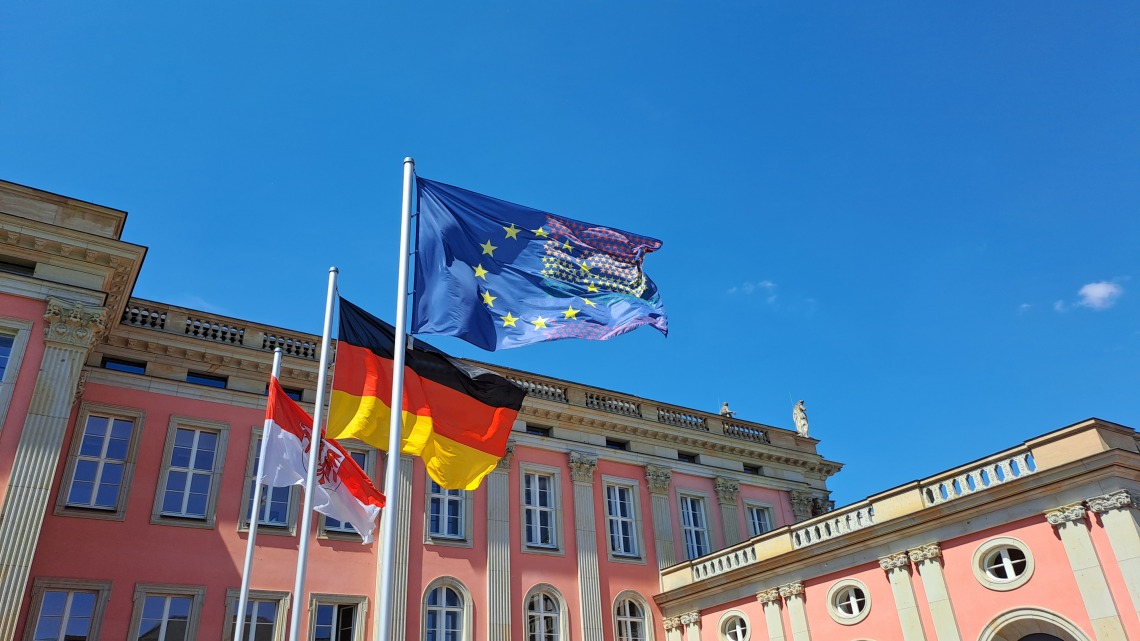 Flaggen im Innenhof des Landtages, (v. l. n. r.) Brandenburgflagge, Deutschlandflagge, Regenbogenflagge