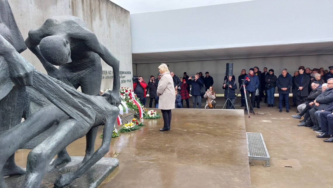 Präsidentin Prof. Dr. Ulrike Liedtke legte in der „Station Z“ im ehemaligen Konzentrationslager Sachsenhausen einen Kranz zum Gedenken an die Opfer des Nationalsozialismus nieder.