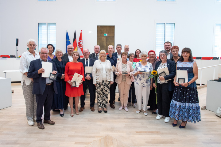 Gruppenbild der Landtagsabgeordneten mit den Trägerinnen und Trägern der Landtagsmedaille.