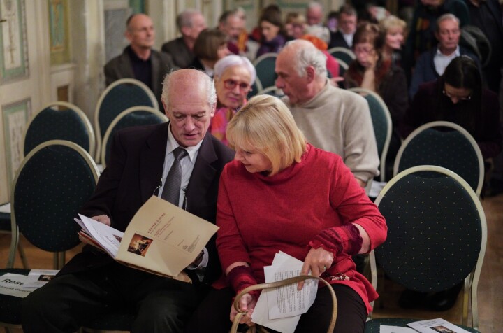 Landtagspräsidentin Prof. Dr. Ulrike Liedtke (r.) im Gespräch mit André Paleologue (l.), dem Enkel von Cécile Lauru.