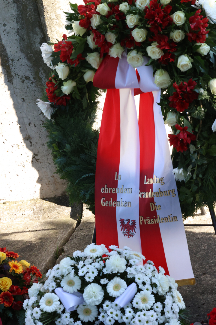 Nahaufnahme des Gedenkkranzes des Landtages Brandenburg 