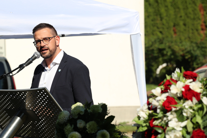 Rede des Bürgermeisters der Stadt Großbeeren Tobias Borstel während der Gedenkveranstaltung in Heinersdorf, Großbeeren