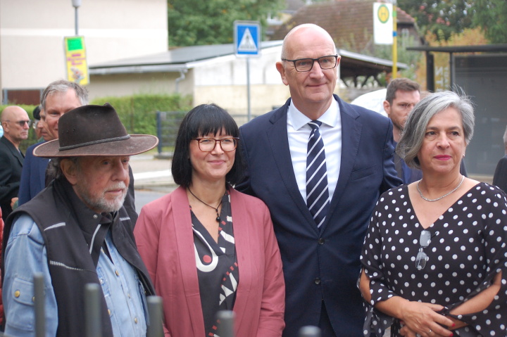 V. r. n. l.: Landtagsvizepräsidentin Barbara Richstein, Ministerpräsident Dr. Dietmar Woidke, Schulleiterin Delia Göbeler und der Künstler Gunter Demnig.