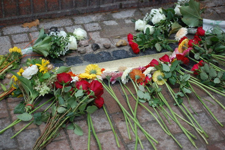 Die Stolperschwelle erinnert an den Lehrer Samuel „Sally“ Bein sowie seine Familie und Schützlinge, die von Nazis deportiert und ermordet wurden.