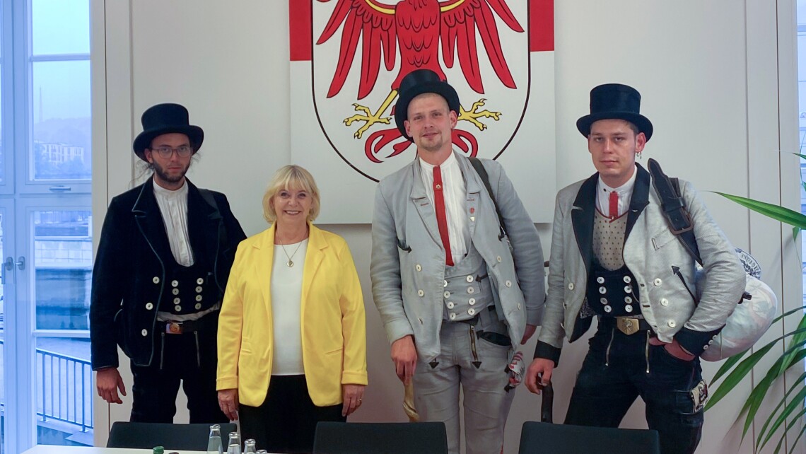 Landtagspräsidentin Prof. Dr. Ulrike Liedtke (2. v. l.) begrüßt in ihrem Büro Gesellen auf der Wanderung.