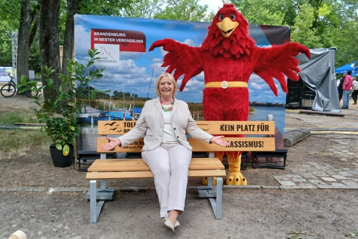 Landtagspräsidentin Prof. Dr. Ulrike Liedtke mit dem Brandenburg-Adler auf dem Demokratiefest in Berlin