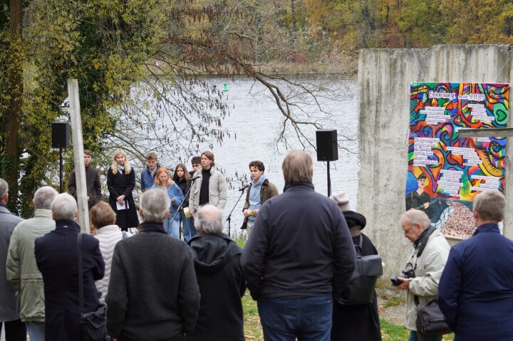 Impression der Gedenkveranstaltung am Ufer des Griebnitzsees in Potsdam