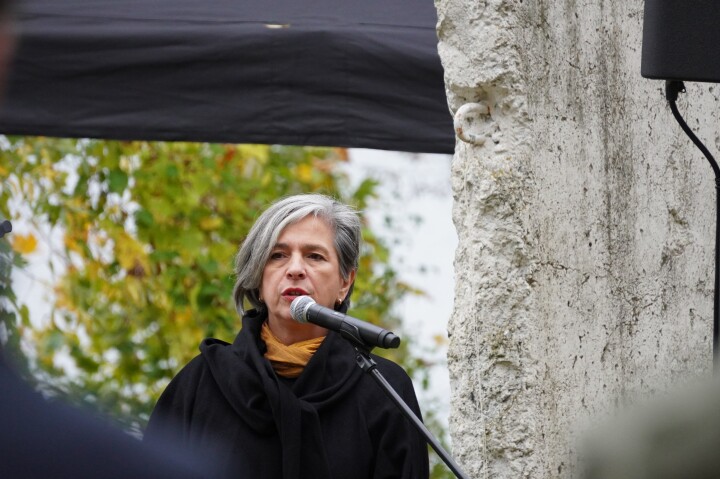 Landtagsvizepräsidentin Barbara Richstein erinnert mit einem Grußwort an den Fall der Berliner Mauer.