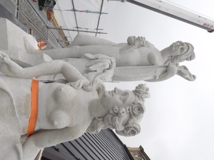 Die Skulpturen der Musen Erato (Liebesdichtung) und Polyhymnia (Gesang mit der Leier) sind bildhauerische Rekonstruktionen und seit dem 9. Dezember 2020 an der Südfassade des Landtagsgebäudes wieder zu sehen.