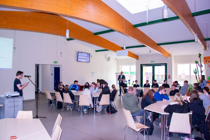 Blick in den Saal zu Beginn der Dialogveranstaltung an der Wiesenschule Oberschule Jüterbog