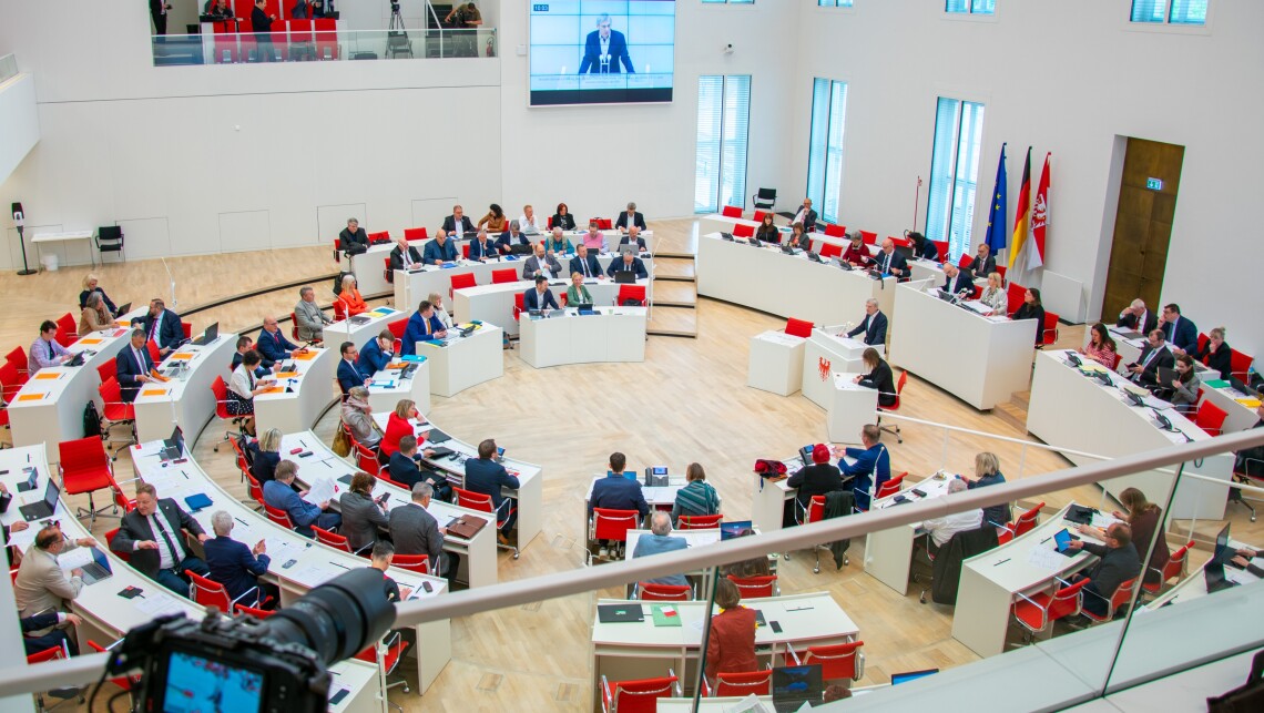 Blick in den Plenarsaal während der Aktuellen Stunde auf Antrag der AfD-Fraktion am 24.04.2024.