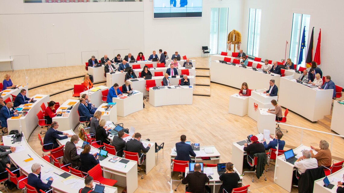 Blick in den Plenarsaal während der Aktuellen Stunde auf Antrag der AfD-Fraktion am 22.11.2023.
