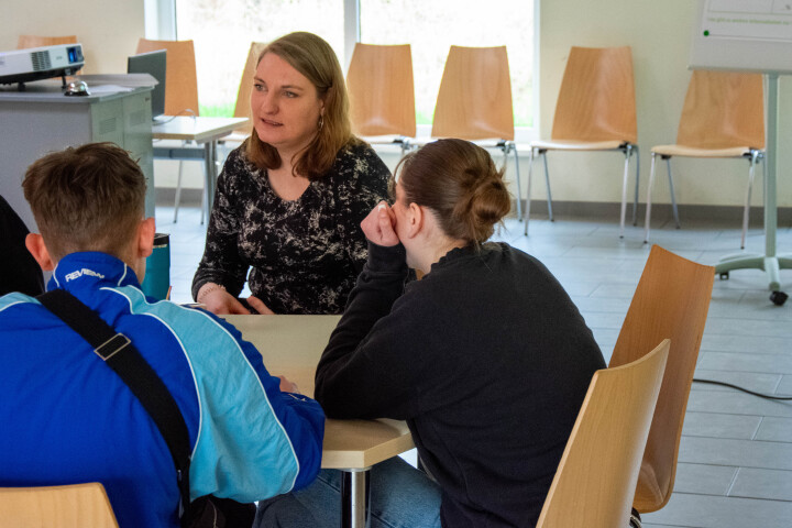Abgeordnete Isabelle Vandre (Fraktion Die Linke) im Gespräch mit Schülerinnen und Schülern