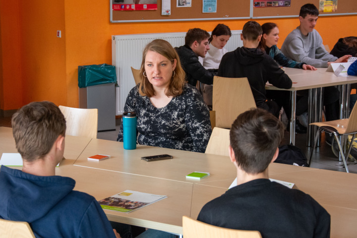 Abgeordnete Isabelle Vandre (Fraktion Die Linke) im Gespräch mit Schülerinnen und Schülern
