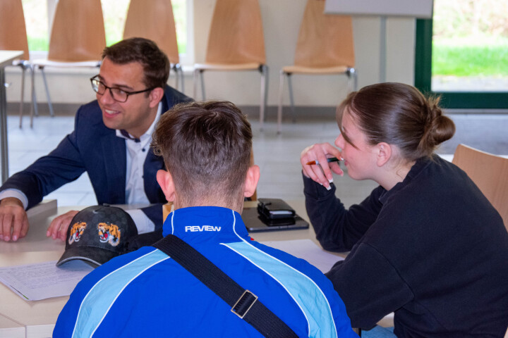 Abgeordneter Erik Stohn (SPD-Fraktion) im Gespräch mit Schülerinnen und Schülern