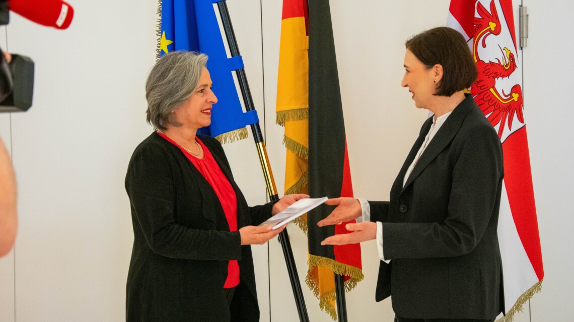 Landtagsvizepräsidentin Barbara Richstein (l.) nimmt den Datenschutzbericht 2023 von der Landesdatenschutzbeauftragten Dagmar Hartge (r.) entgegen.