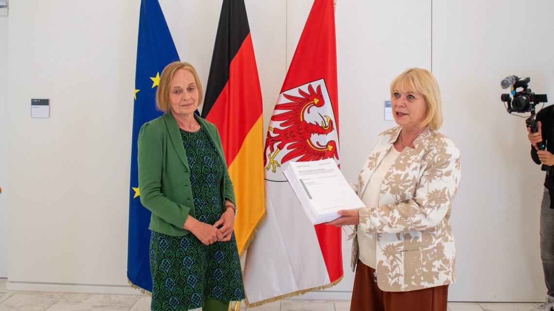 Landtagspräsidentin Prof. Dr. Ulrike Liedtke (r.) nahm den Bericht des Untersuchungsausschusses 7/4 von der Vorsitzenden Petra Budke (l.) entgegen.