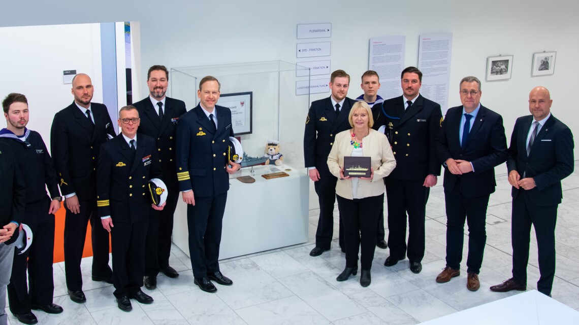 Landtagspräsidentin Prof. Dr. Ulrike Liedtke (4. v. r.), die Vizepräsidenten Rainer Genilke (2. v. r.) und Daniel Münschke (1. v. r.) mit den Teilnehmern der Delegation der Fregatte Brandenburg unter Leitung von Kapitän Robert Meyer-Brenkhof (5. v. l.)