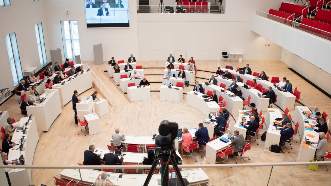 Blick in den Plenarsaal während der Aktuellen Stunde auf Antrag der Fraktion BÜNDNIS 90/DIE GRÜNEN am 19.06.2024
