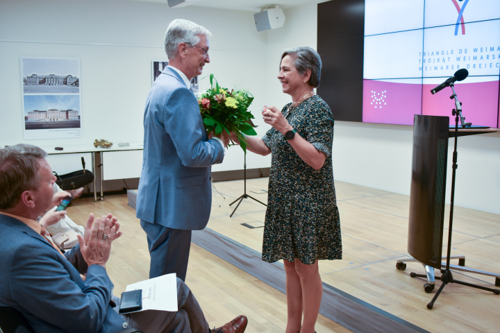 Vizepräsidentin Barbara Richstein bedankt sich bei dem Vorsitzenden des Vereins Weimarer Dreieck e.V. Dieter Hackmann