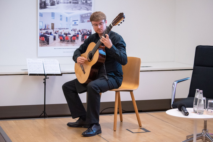 Musikalischer Auftakt zur Ausstellungseröffnung durch Philipp Seidel