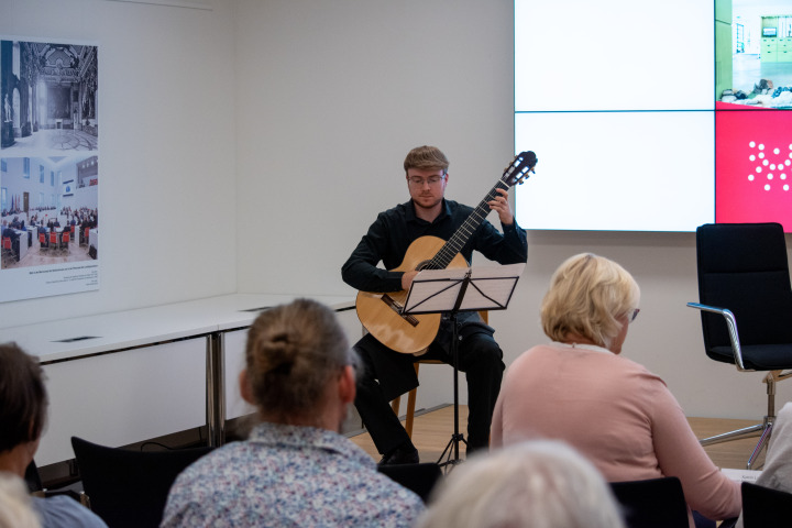 Musikalischer Beitrag zur Ausstellungseröffnung durch Philipp Seidel