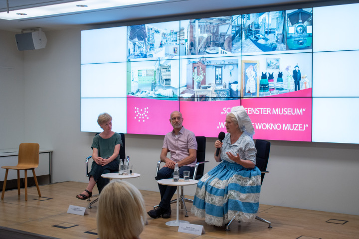 Gespräch zur Ausstellung mit (v. l. n. r.) Moderatorin Katrin Lohmann von der Lokalen Aktionsgruppe Spree-Neiße-Land e.V., Babette Zenker vom Heimatmuseum Dissen/Arbeitskreis Lausitzer Museenland Łužyska muzejowa krajina und dem Historiker und Kurator Dr. Ulrich Müller