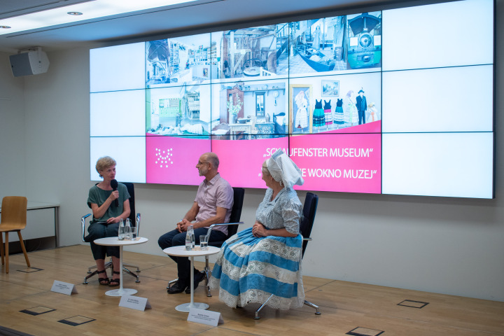 Gespräch zur Ausstellung mit (v. l. n. r.) Moderatorin Katrin Lohmann von der Lokalen Aktionsgruppe Spree-Neiße-Land e.V., Babette Zenker vom Heimatmuseum Dissen/Arbeitskreis Lausitzer Museenland Łužyska muzejowa krajina und dem Historiker und Kurator Dr. Ulrich Müller