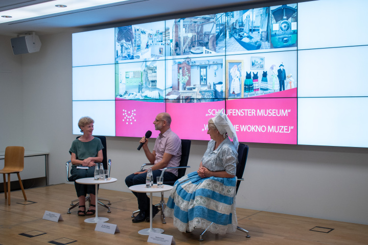 Gespräch zur Ausstellung mit (v. l. n. r.) Moderatorin Katrin Lohmann von der Lokalen Aktionsgruppe Spree-Neiße-Land e.V., Babette Zenker vom Heimatmuseum Dissen/Arbeitskreis Lausitzer Museenland Łužyska muzejowa krajina und dem Historiker und Kurator Dr. Ulrich Müller