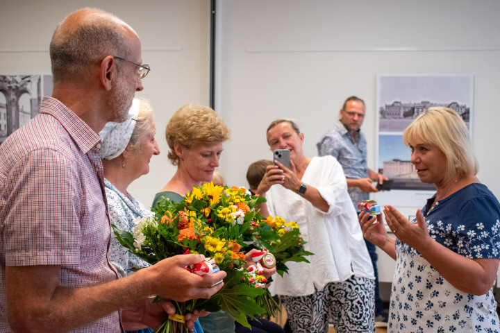 Die Landtagspräsidentin Prof. Dr. Ulrike Liedtke (r.) bedankt sich mit Blumen und einem Glas Landtagshonig.