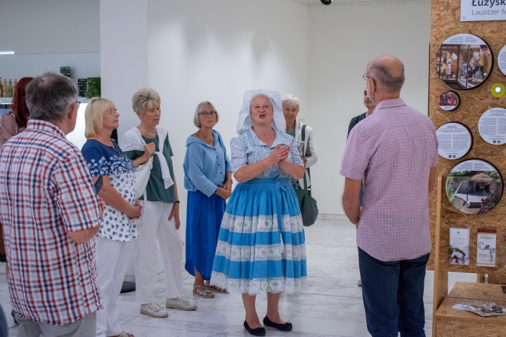 Führung durch die Ausstellung im Foyer des Landtages.