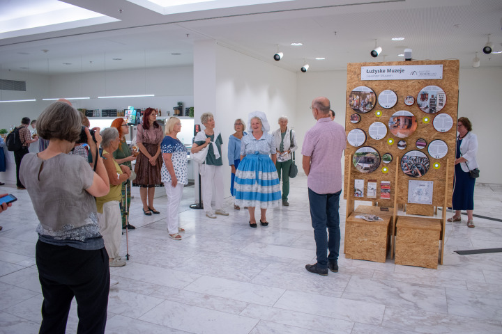 Führung durch die Ausstellung im Foyer des Landtages.