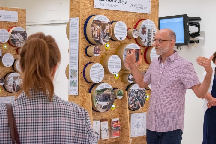 Führung durch die Ausstellung im Foyer des Landtages.