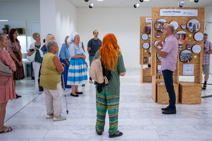 Führung durch die Ausstellung im Foyer des Landtages.