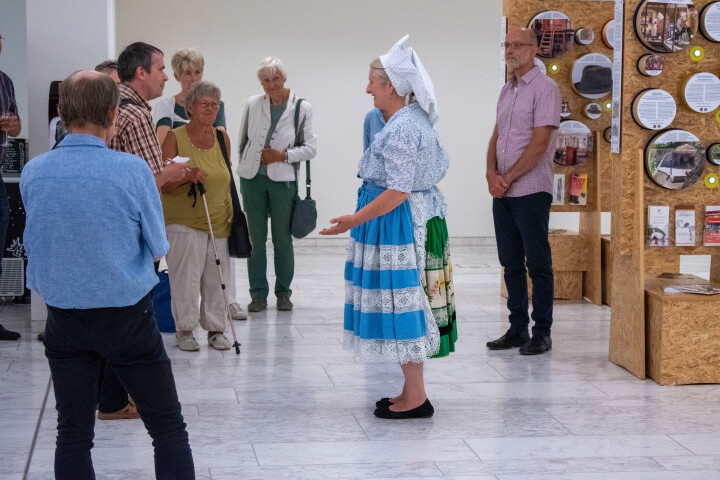 Führung durch die Ausstellung im Foyer des Landtages.